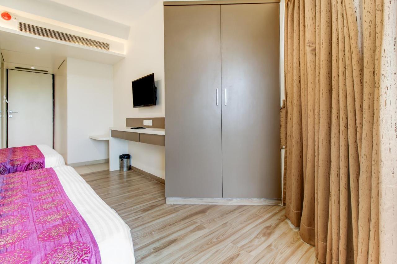 Hotel Grand Mookambika à Navi Mumbai Extérieur photo